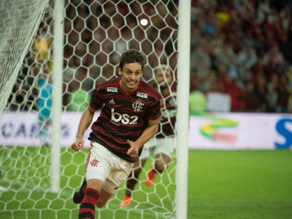Rodrigo Caio marcou de cabeça, em lance que foi checado pelo VAR — Foto: Alexandre Vidal / Flamengo