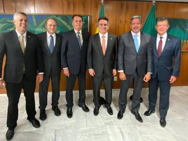 O presidente e seus filhos estão pessimistas com a criação do Aliança pelo Brasil, mas o projeto não está abortado — Foto: Reprodução