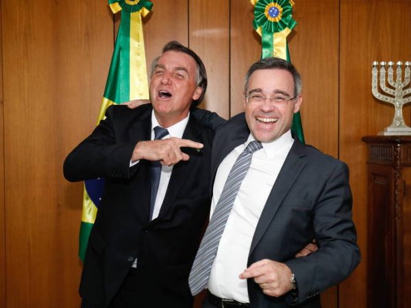 Bolsonaro e André Mendonça. — Foto: Reprodução