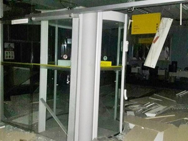 Com a explosão, agência bancária ficou parcialmente destruída (Foto: Francisco Coelho/Focoelho.com)