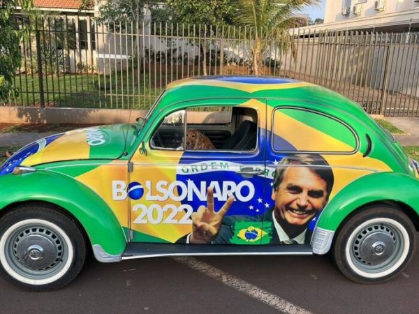 A denúncia do carro apontou propaganda com efeito de outdoor do candidato Bolsonaro. — Foto: Divulgação