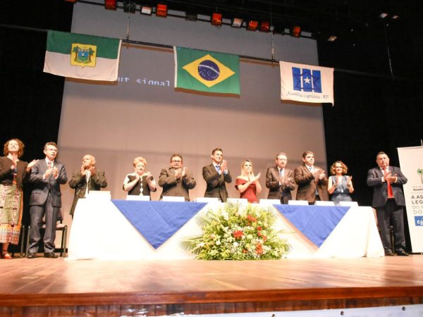 Sessão solene foi realizada no Teatro Lauro Monte Filho, no Centro da cidade — Foto: Eduardo Maia