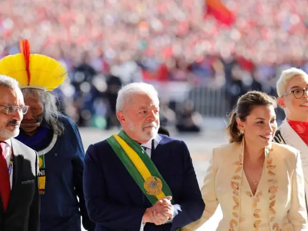 Lula e a primeira dama Rosangela da Silva após o novo presidente ter recebido a faixa presidencial — Foto: Sergio Lima / AFP
