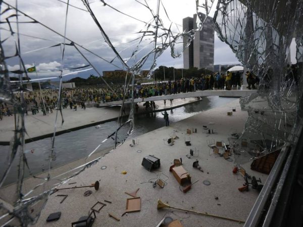Vista da rampa do Planalto de dentro do palácio, com vidraça quebrada, durante o ataque de bolsonaristas. — Foto: Gabriela Biló/Folhapress
