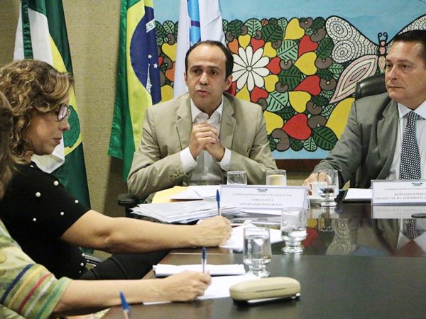 Governador em exercício, Fábio Dantas (ao centro) durante entrega de projetos de leis a deputados (Foto: Divulgação/ Assecom RN)