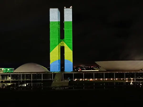 Brasília (DF) 07/01/2022 – O Congresso Nacional recebe projeção com as cores da Bandeira Nacional no domingo (7) e na segunda-feira (8). A iniciativa faz parte das ações em torno de ato programado para ocorrer nesta segunda-feira (8), a partir das 15h, no Salão Negro do Congresso. O evento marca 1 ano das invasões aos prédios na Praça dos Três Poderes, em Brasília.
O objetivo do ato, que reunirá representantes dos Três Poderes, é ressaltar o compromisso com a democracia e a preservação de seus valores institucionais.
Foto: Joédson Alves/Agência Brasil