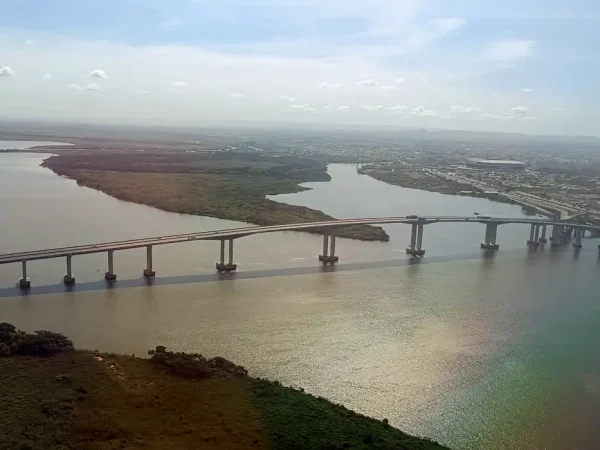 Porto Alegre (RS), 01/05/2025 – Vista aérea de Porto Alegre que a um ano foi atingido por temporais que afetou mais de 400 municípios gaúchos, tiveram bairros inteiros alagados. A maior tragédia climática da história do estado, deixou pelo menos 147 mortos e afetou mais de 2,1 milhões de pessoas.
Foto: Joédson Alves/Agência Brasil