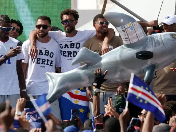 Cabo Verde - 08/07/2026 - Vozinha e companheiros da seleção de Cabo Verde, que fizeram sucesso na Copa do Mundo, são recebidos com festa em Praia, capital do país africano - Sodiq Adelakun /Reuters/ Proibida reprodução