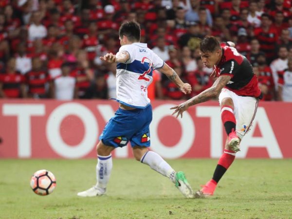 Guerrero marcou o segundo gol do Flamengo na vitória sobre a Católica (Foto: Gilvan de Souza/CRF)