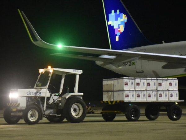 Do aeroporto, doses foram transportadas para a Central de armazenamento e distribuição instalada na UNICAT — Foto: Elisa Elsie