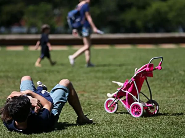 Dia dos pais, criança brincando com o pai no parque