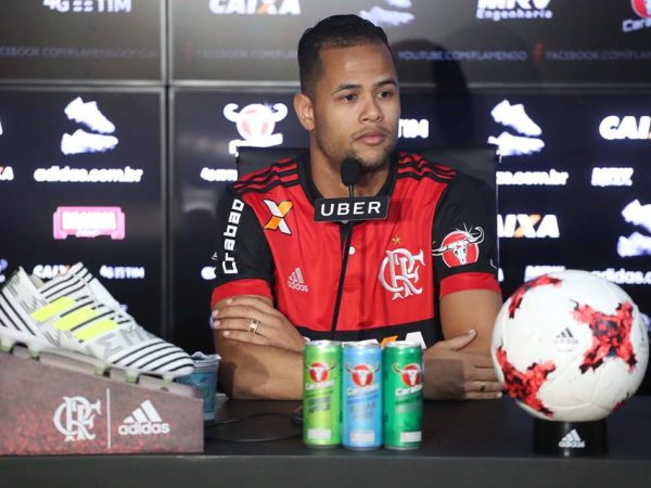 O novo atacante do Mengão já realizou avaliação física e deu algumas voltas no gramado - Foto: Gilvan de Souza / Flamengo