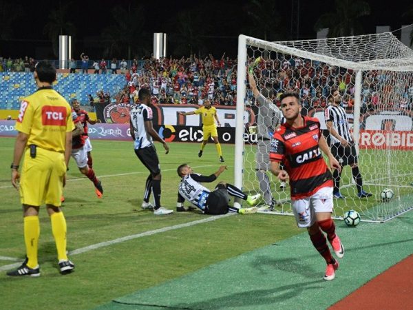 Andrigo (foto) marcou Atlético-GO; Depois, Thiago Maia empatou para o Peixe (Foto: Divulgação / Atlético-GO)