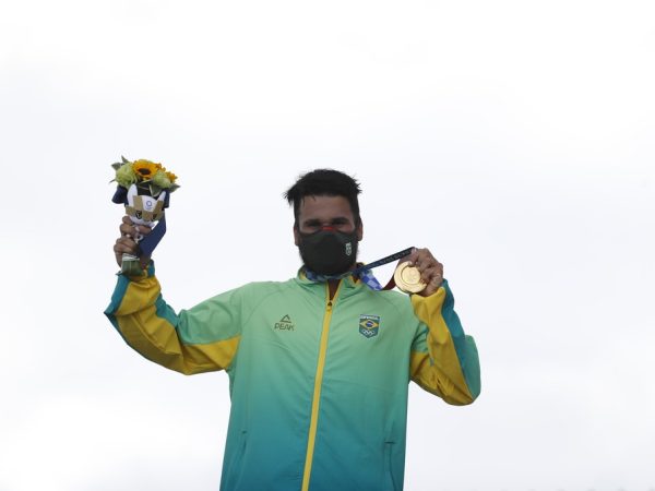 O potiguar bateu o japonês Kanoa Igarashi e deu ao Brasil a primeira medalha de ouro nas Olimpíadas de Tóquio — Foto: André Durão