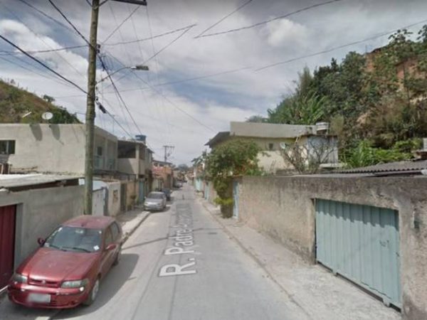 Homem de 23 anos foi preso na cidade de Belo Horizonte após fugir da cena do crime. Idoso de 77 anos estava sentado no meio fio de uma rua quando foi atingido — Foto: Reprodução