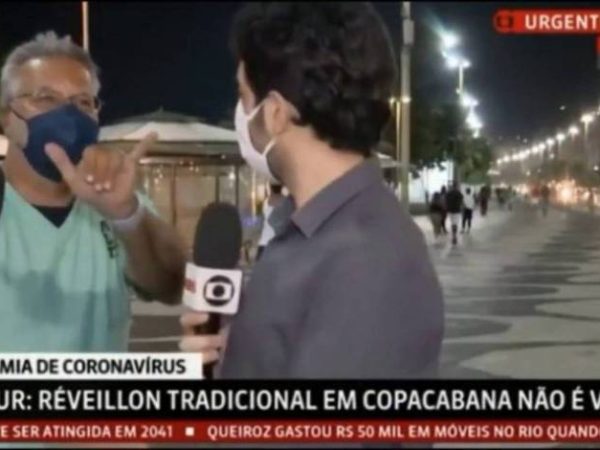 Repórter estava nas ruas do Rio para falar sobre o cancelamento da tradicional festa de Réveillon na cidade, quando foi interrompido aos gritos de 'Globo lixo' — Foto: Reprodução/Globonews