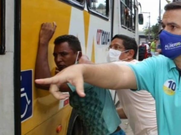 Candidato Capitão Alberto Neto fazia campanha pelas ruas de Manaus quando ocorreu um assalto — Foto: Divulgação
