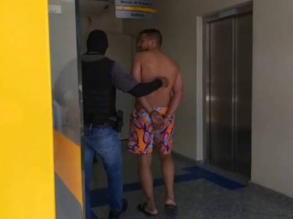 Paulo Vitor de Oliveira Gomes ainda roubou 'os pertences da vítima como forma de pagamento pelo serviço' — Foto: Reprodução
