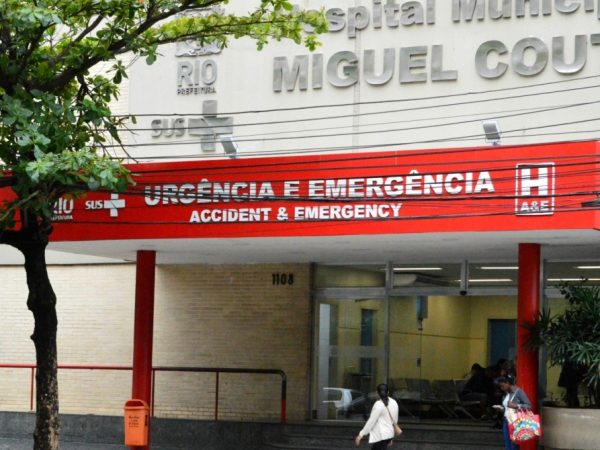 Comissário de voo está no Hospital Miguel Couto após ter sido golpeado na nuca, no pescoço, no peito e na mão — Foto: Reprodução