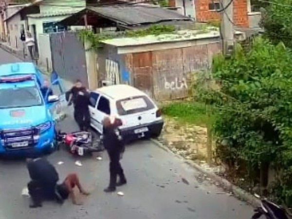 Imagens mostram policiais puxando homem do seu veículo com força e o derrubando no chão — Foto: Reprodução