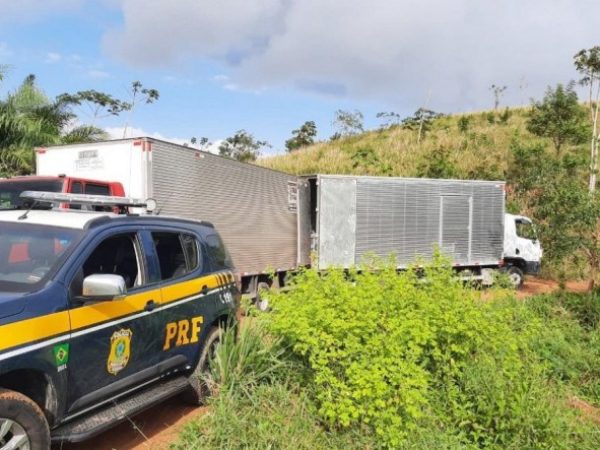 De acordo com a PRF, o motorista e o ajudante de um dos veículos foram feitos reféns — Foto: Reprodução