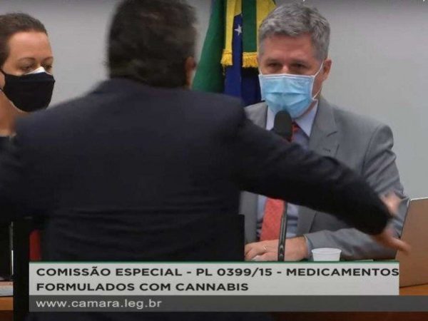 Após ter requerimento negado, Diego Garcia deu um tapa no presidente da sessão, o deputado Paulo Teixeira — Foto: Reprodução/Câmara dos Deputados