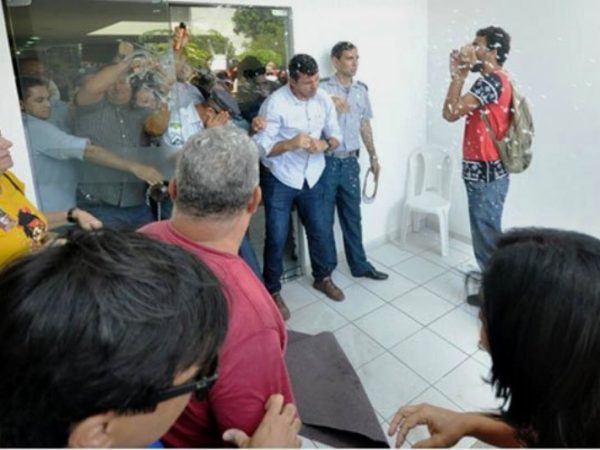 Servidores ocuparam espaço da Governadoria em protesto contra o atraso no pagamento da folha salarial (Foto: Tribuna do Norte)