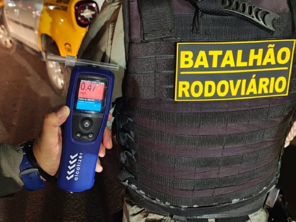 Registro de policiais militares em blitz da Lei Seca desta sexta-feia (18) na Grande Natal — Foto: Divulgação/CPRE
