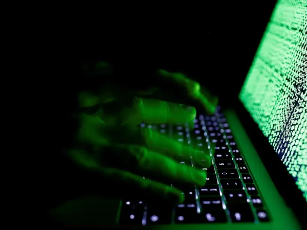 Imagem ilustrativa mostra homem digitando código em computador. 01/03/2017 Reuters/Kacper Pempel/Proibida reprodução