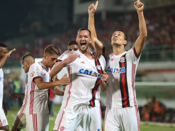 Réver abriu caminho para a vitória (Foto: Gilvan de Souza/Flamengo)
