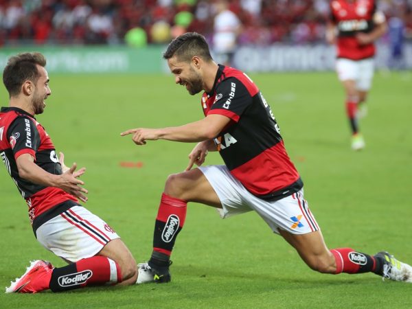Autor do segundo gol, Diego comemora com Éverton Ribeiro na Ilha do Urubu (Foto: Gilvan de Souza/Flamengo)