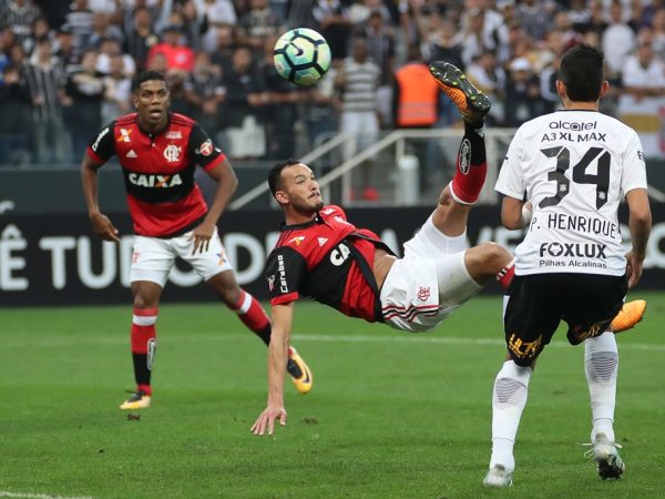 Zagueiro Réver marcou um golaço no empate do Flamengo (Foto: Gilvan de Souza/Flamengo)
