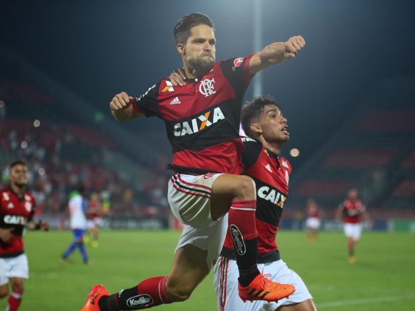 Diego chegou a ajoelhar no gramado para agradecer a Deus e a torcida do Flamengo - Foto: Gilvan de Souza / CRF