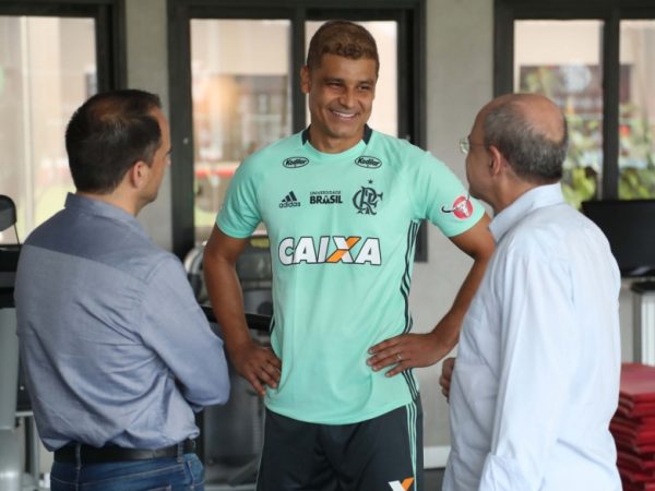 Ederson encerrou sessões de fisioterapia e já fez exercícios no CT (Foto: Gilvan de Souza / Flamengo)