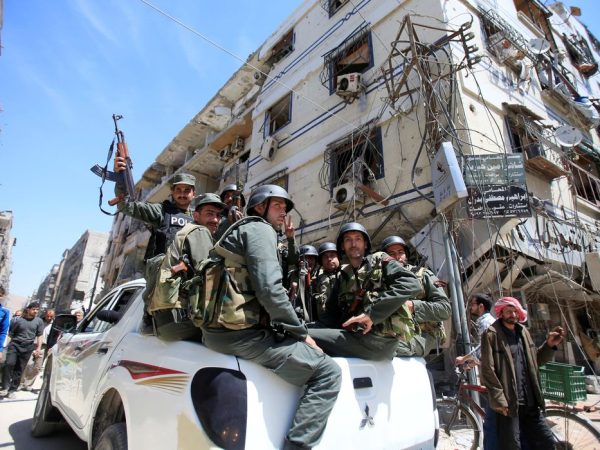 Agentes da polícia síria na cidade de Duma, na Síria