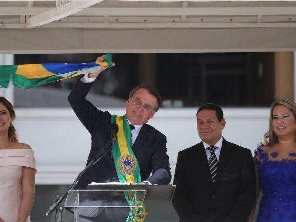 Do parlatório, Bolsonaro cumprimenta o público que foi à Praça dos Três Poderes, depois de receber a faixa presidencial — Foto: Sergio Moraes/Reuters
