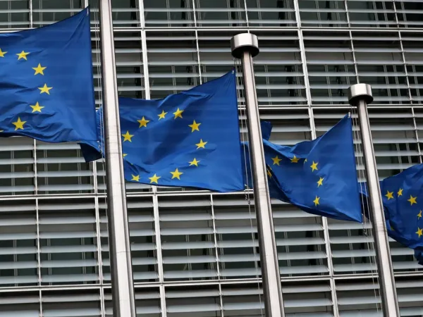 Bandeiras da União Europeia na sede da Comissão Europeia em Bruxelas, Bélgica.