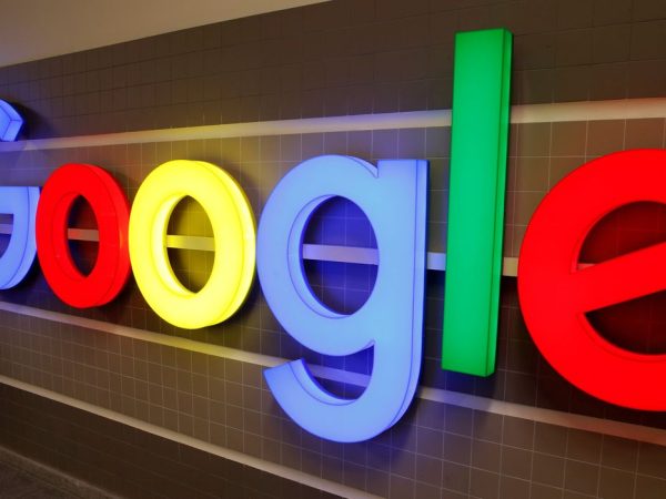 Logotipo do Google é exibido dentro de um prédio de escritórios em Zurique, Suíça.