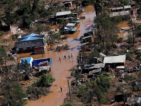 Inundação causada por ciclone atinge subúrbio de Beira, segunda maior cidade de Moçambique — Foto: Siphiwe Sibeko/Reuters