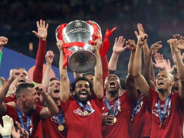 Jogadores do Liverpool conquistam a Liga dos Campeões e comemoram com a taça — Foto: Carl Recine/Reuters