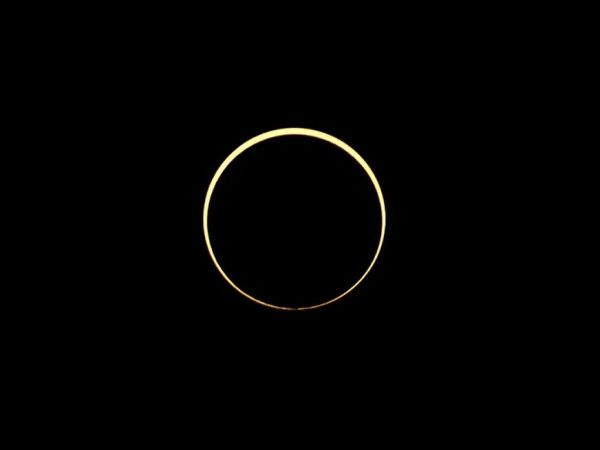 A lua passa entre o sol e a terra durante eclipse solar anular — Foto: REUTERS/Tim Chong