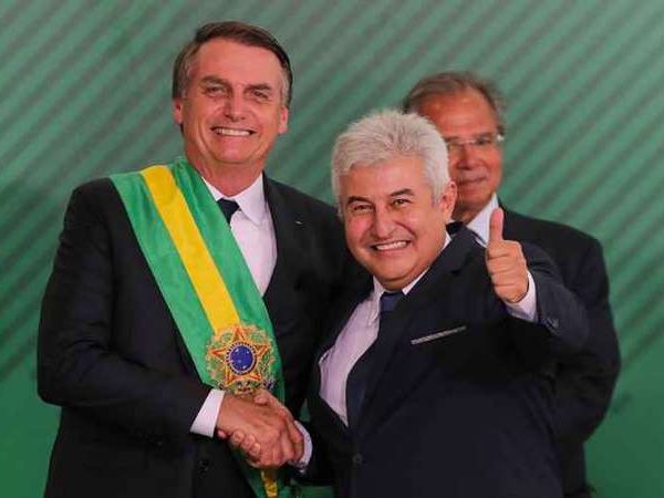 Bolsonaro e o ministro Pontes deram declarações distintas sobre a privatização dos Correios — Foto: Sérgio Lima/AFP.