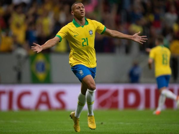 Richarlison e Gabriel Jesus marcaram os gols do Brasil ainda no primeiro tempo partida — Foto: Pedro Martins / MowaPress