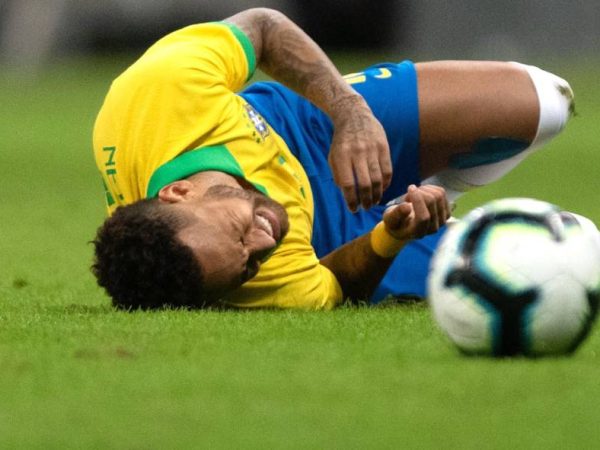 Neymar sofre lesão no tornozelo no início do amistoso contra o Catar e é substituído — Foto: Pedro Martins/MowaPress