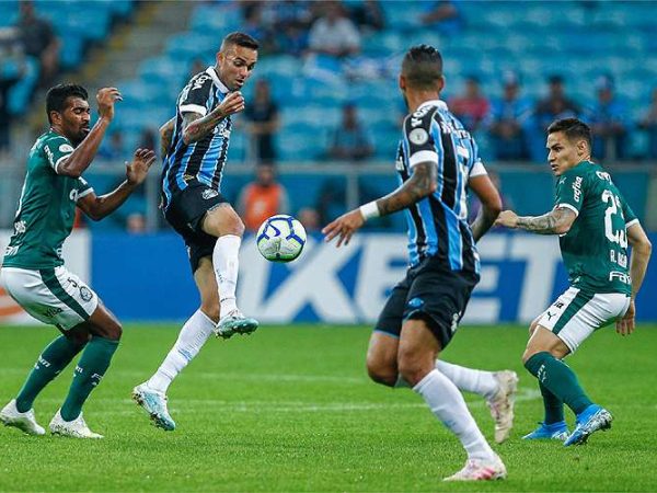 Grêmio e Palmeiras empataram por 1 a 1, neste sábado, na Arena do Grêmio, em Porto Alegre — Foto: Lucas Uebel/Grêmio