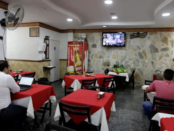 Homem usa laptop em restaurante de São Paulo
20/10/2017
REUTERS/Paulo Whitaker