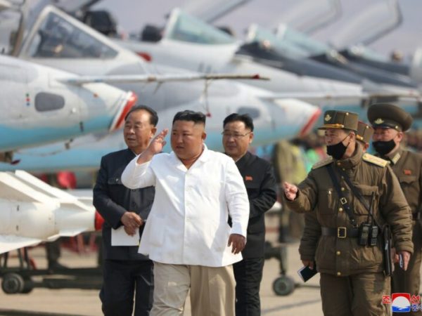 Última aparição pública de Kim Jong-un, ditador da Coreia do Norte, é uma fotografia em que aparece vistoriando aviões militares datada de 12 de abril — Foto: KCNA/via Reuters