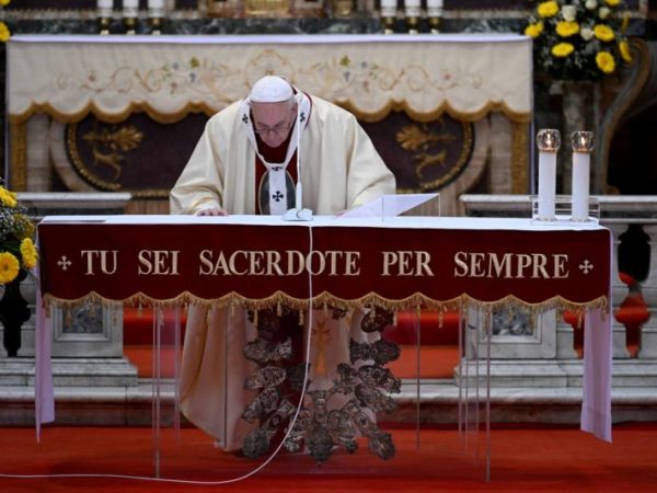 Pontífice deixou o Vaticano pela primeira vez em mais de um mês e rezou missa do Domingo da Divina Misericórdia para igreja vazia em Roma — Foto: Vatican Media/­Handout via Reuters