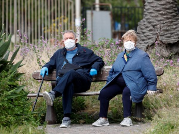 Mais de 3,2 milhões de pessoas contraíram o novo vírus (Sars-Cov-2) e mais 233 mil morreram por complicações da doença — Foto: Reuters/Ciro De Luca
