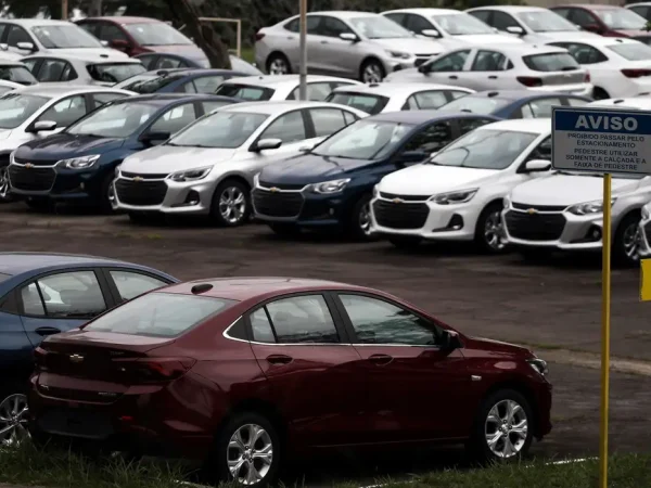 Carros novos em pátio de fábrica da General Motors em São José dos Campos (SP)